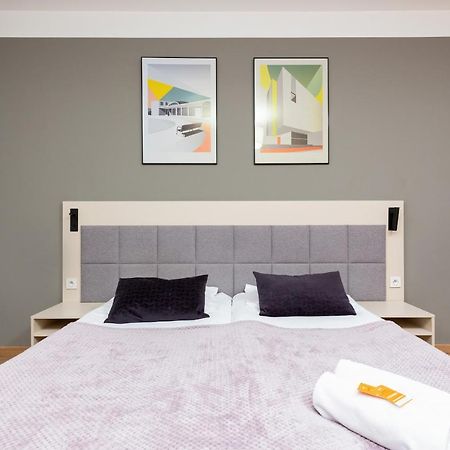 Wolska Residence Apartments With Parking By Noclegi Renters Varsovie Extérieur photo