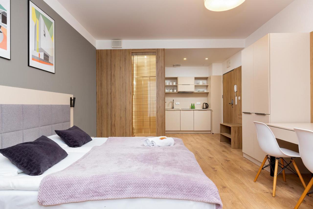 Wolska Residence Apartments With Parking By Noclegi Renters Varsovie Extérieur photo